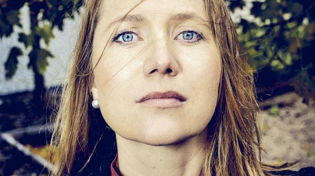 Cand. merc. Anne Katrine Schjønning har lært advokaterne hos Molt Wengel at arbejde effektivt i sprint. Men hun er stadig ydmyg i lederrollen, som hun øver sig i at fylder helt ud. Men foreløbig ser resultaterne lovende ud. Effektiviteten er steget så meget, at advokaterne nu kan holde weekend fredag kl. 12.  Foto: Steven Achiam