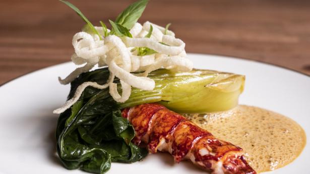 Artiklen om takeaway opdateres løbende ligesom guiden, seneste tilføjelse er Restaurant A Terre i København: Fra anmeldelsen i Børsen 2019: "På Falsled Kro lærte Yves le Lay at lave hummerhale Tiger Lee - en nyklassiker, der i sin tid blev opfundet af køkkenchef Daniel Letz på Kong Hans. Hummerhalen, som er af en virkelig fin kvalitet, er tilberedt med stor præcision til et punkt mellem rå og tilberedt."