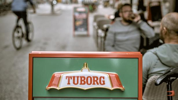 Carlsbergs salg af øl og drikkevarer på barer og restauranter i hele Europa bliver igen presset af stigende smittetal og deraf afledte restriktioner. Arkivfoto: Steven Achiam