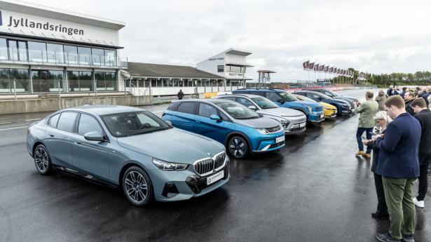 Finalisterne til 2024-titlen er fra venstre BMW i5, minibilen BYD Dolphin, Hyundai Kona, kæmpen Kia EV9, opladningshybriden Toyota Prius, VW ID.7 fra firmabilklassen og SUV'en Xpeng G9. Fotos: Søren Juul