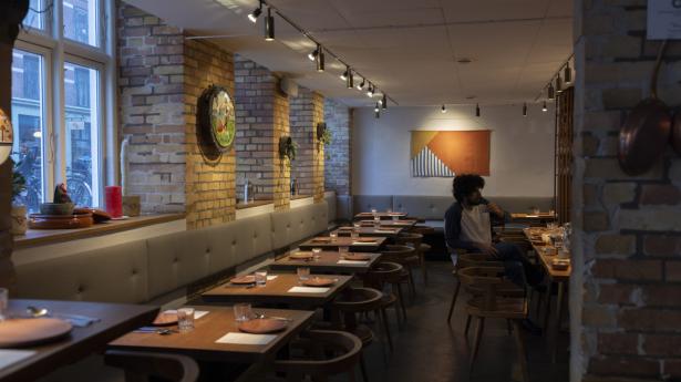 Kælderens plads udnyttes maksimalt på Restaurant Paesano.
