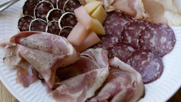 Bæst har egen charcuterie afdeling, hvor al svinekødet kommer fra Hindsholmgrisen.
