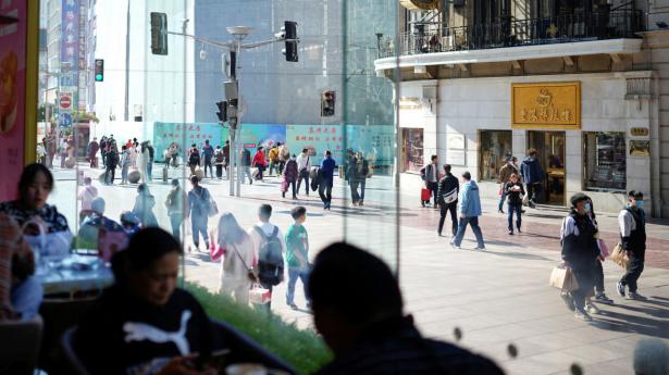 En af de store shoppinggader i Shanghai. Nøgletallene ser ikke opløftende ud i Kina netop nu, hvor især industrien er ramt. Arkivfoto: Aly Song/Reuters/Ritzau Scanpix
