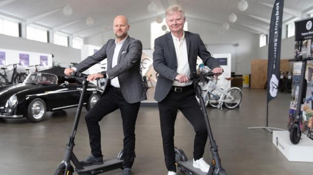 Direktør Claus Tange (t.v.) og ejer Allan Witt poserer for fotografen. PR-foto