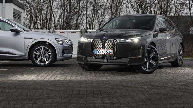 Audi e-tron (tv.) møder den helt nye BMW iX foran Ionity-ladestationen i Greve syd for København. Fotos: Søren Juul