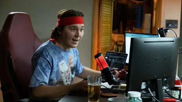 Paul Dano er aktiehandleren, der bliver leder af “kulten”, der forsøger at banke Wall Street ved at købe Gamestop-aktier i “Dumb Money”. Dumme penge er ikke altid så dumme! PR-foto