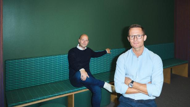 Forrest ses direktør for Nuudays digitale brands, Jens Grønlund. I baggrunden direktør for Eesy, Anders Kjær Jensen. PR-foto