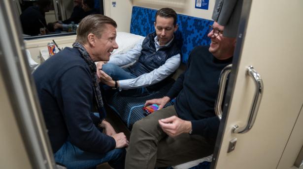 Der er flyveforbud i Ukraine, så den mest brugte vej ind og ud af landet, er nattoget fra Przemysl i det sydøstlige Polen til Kyiv i Ukraine. Fra venstre Poul Due Jensen ceo i Grundfos, Jacob Aarup-Andersen ceo i Carlsberg og Morten Bødskov, erhvervsminister (S). Foto: Maja Mohr Mortensen, Erhvervsministeriet