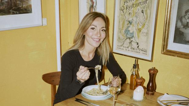 Katrine Engbergs næste krimi “Det brændende blad” udkommer 10 okt. Her nyder hun en pastaret Hos Fischer. Foto: Jonas Pryner Andersen