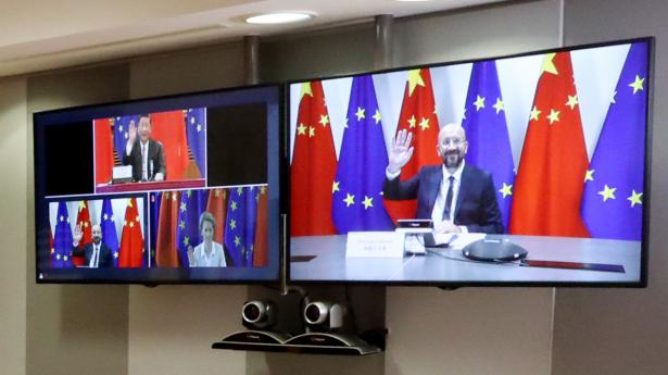 De smilede og vinkede, men havde også mange “tornede” emner at drøfte på videotopmødet mellem EU-lederne og Kinas præsident mandag. Foto: Yves Herman/AFP/Ritzau Scanpix