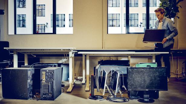 På gulvet står stadig computere og skærme, som venter på at blive solgt. Foto: Steven Achiam