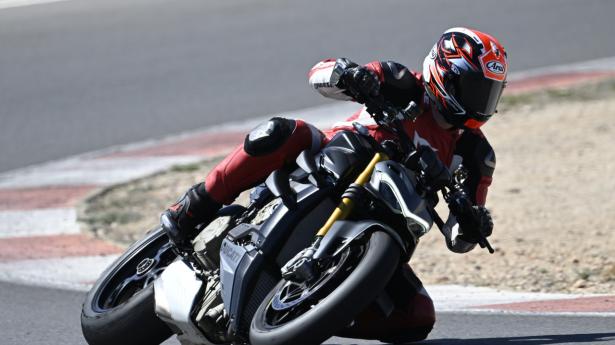 Mange købere af motorcykler i denne klasse er flittige trackday-kørere, og så giver det mening at afdække på en bane, hvad der venter dem. Fotos: Matteo Cavadini.