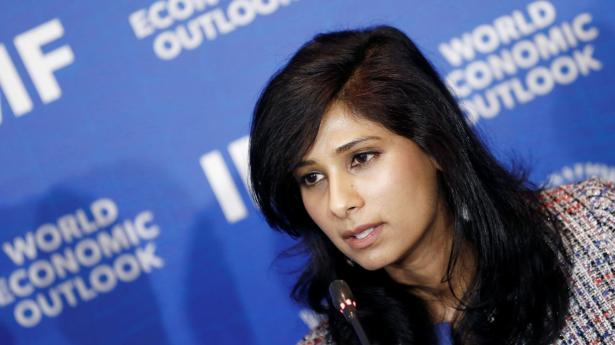 Gita Gopinath, cheføkonom i IMF, fremlægger det nye Economic Outlook i Washington i dag. Arkivfoto: Rodrigo Garrido/Reuters/Ritzau Scanpix