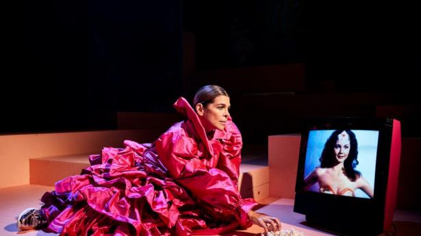 Kostumerne er taget ud af et barbieunivers, og Ellen Hillingsø er både sjov og tvivlende. “Jeg tror, jeg elsker Wonder Woman” på Teater Grob er ordtung, men værd at kaste sig over. PR-foto: Catrine Zorn