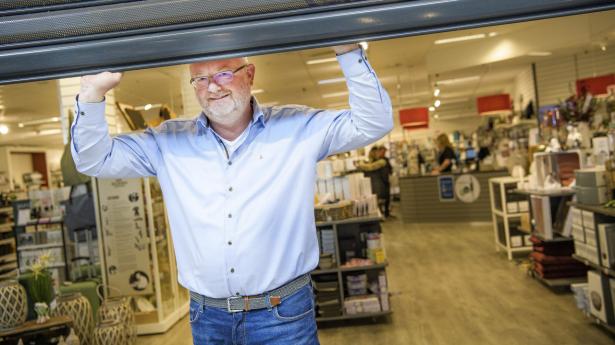 Jørgen H. Jensen har to Kop & Kande-butikker. Den ene butik i gågaden i Aars må han åbne, mens den anden butik i centret i Farsø skal forblive lukket.
Arkivfoto: Peter Mørk/Nordjyske