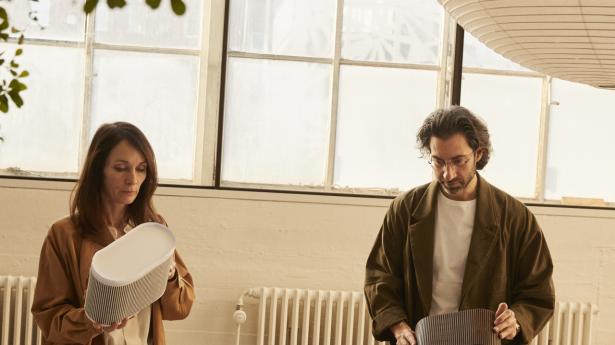 Stine Gam og Enrico Fratesi har sammen Gamfratesi. Fra deres studie på Ydre Østerbro har de sammen med B&O designet den nye Beosound A5. PR-foto