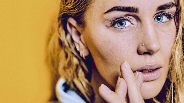 “Jeg har i mange år prøvet at gemme de bløde følelser. De skulle satme ikke se, jeg kunne bukke under,” fortæller Jeanette Ottesen, der i dag har fundet styrken til at vise sårbarhed og stå fuldstændig ved sig selv. Foto: Steven Achiam