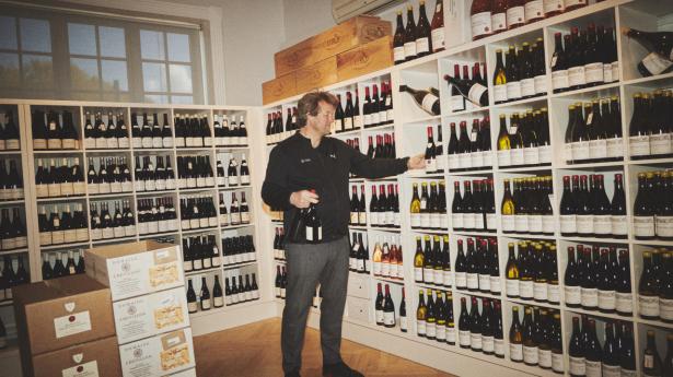 Vinhandler John Krøigaard-Larsen har hentet det tabte salg til hoteller og restauranter flere gange ind igen på salg til private. Nu går han efter at gentage succesen i Sverige. Foto: Jonas Pryner Andersen