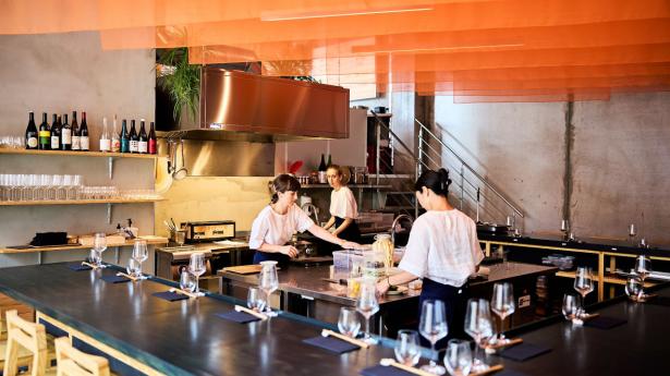 Man spiser ved bardisken i omakaseafdelingen hos Kona. Foto: Jonas Pryner Andersen