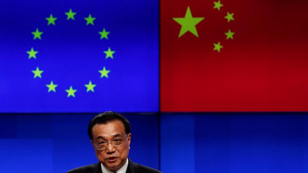 Kinas premierminister, Li Keqiang, holder videotopmøde mandag formiddag med EU’s ledere. Sidste forår indgik EU og Kina en række aftaler, men den danske kommissær Margrethe Vestager efterlyser mere fremskridt i forhold til at indfri løfterne. Arkivfoto: Susana Vera/Ritzau Scanpix