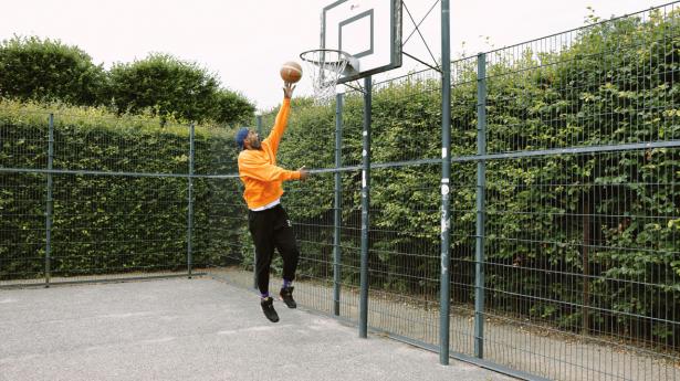 Malkit Singh har spillet basket i mange år, så han plejer gerne kroppen med en saunatur i weekenden. Foto: Jonas Pryner Andersen