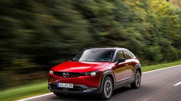 Mazda MX-30 som opladningshybrid får danmarkspremiere på eCarExpo i Bella Center. Den har elmotor og en wankeldrevet generator, der giver en samlet rækkevidde på over 600 km. PR-fotos