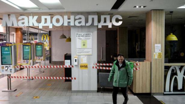 Ruslands krig i Ukraine har fået en lang række virksomheder til at trække sig ud af landet i protest – herunder fastfood-kæden McDonald's. Virksomhedernes exit har fået de russiske myndigheder til at true med modsanktioner. Foto: AFP/Ritzau Scanpix