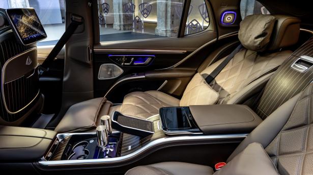 Med Maybach First Class-pakken medfølger ekstra store stole og en konsol, der løber ned gennem hele bilen. Alt er muligt med hensyn til udstyr og indlæg. PR-foto