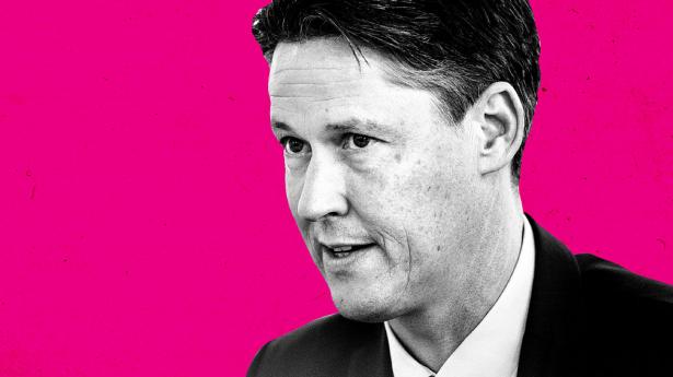 Originalfoto: Ólafur Steinar Gestsson/Ritzau Scanpix. Illustration: Aslak Kelkka