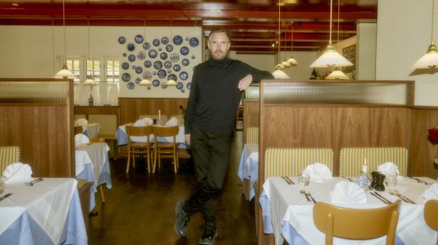 Den nyrenoverede Restaurant Færgekroen er dækket op med stofservietter – foldet, som Mikkel Bjergsø selv gør det derhjemme.