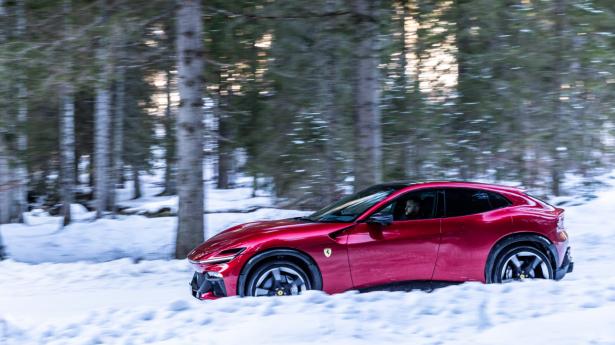 Designerne brugte et helt år alene på at fastlægge Purosangues silhuet, der både skulle være flot at se på og give nok køling til den store V12-motor. Foto: Roberto Carrer