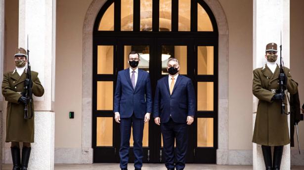 Ungarns og Polens regeringschefer, Viktor Orban og Mateusz Morawiecki, kan ende med at blokere for både klimamål og krisepakke, når EU’s ledere samles til topmøde i Bruxelles torsdag og fredag. Foto: Wojtek Radwanski/AFP/Ritzau Scanpix