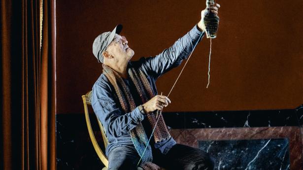 Preben Kristensen strikker sokker til sig selv imellem prøverne til “Oliver” på Det Ny Teater. Han har et par sokker fra sin mor, som han ikke nænner at bruge, så han har brug for nye. Foto: Steven Achiam.