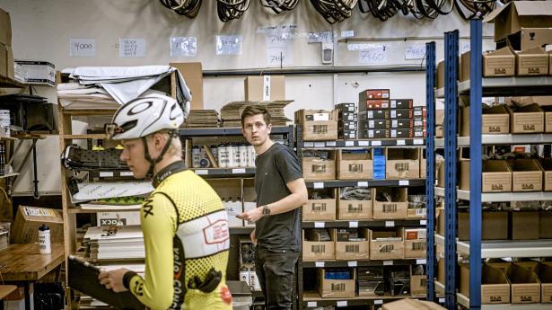 Proowned har varer nok på sit lager til at sælge det næste år, vurderer partner Casper Hillstrøm (midten). Men det kniber med leveringen til og fra Sydeuropa, bl.a. Italien. Foto: Steven Achiam