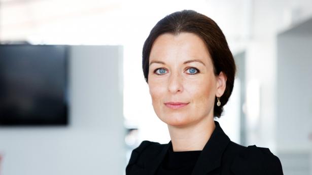 “På mange arbejdspladser har erfaringerne med hjemmearbejdet under og i kølvandet på coronakrisen været gode – hvor fleksibiliteten bl.a. har bidraget til lavere stressniveau, uden at det har kostet på produktiviteten – og derfor er det kommet for at blive mange steder. Der er dog også udfordringer med denne relativt nye måde at arbejde på, som der er grund til at være opmærksom på,” skriver Rikke Bay Haaber, chef for strategisk sundhed, PFA​. PR-foto