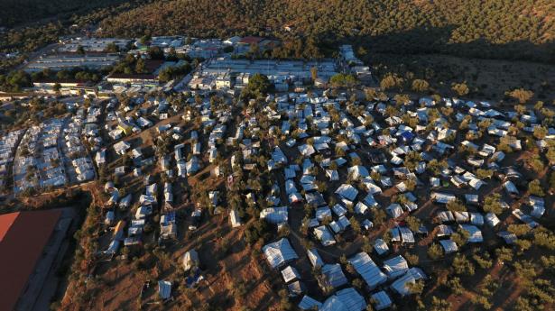 Moria-lejren, hvor de 2000 flygtninge skal flyttes fra, er oprindeligt bygget med en kapacitet på 3000 beboere. I øjeblikket bor der knap 9000 flygtninge.