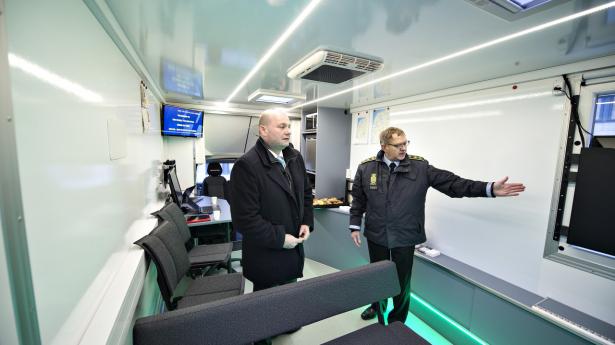 Justitsminister Søren Pape (K) får her en rundvisning i den mobile politistation af politidirektør Jens Kaasgaard, Midt- og Vestjyllands Politi.
