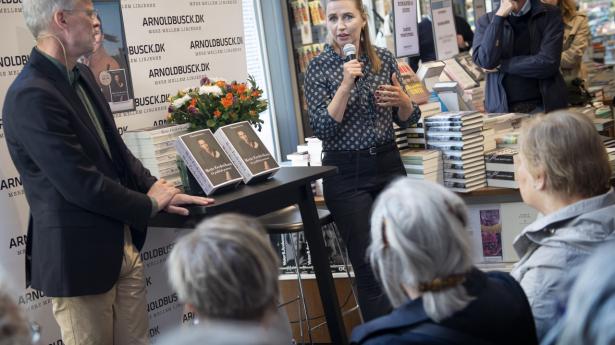 Journalist, forfatter og politisk kommentator Thomas Larsen og Socialdemokratiets formand, Mette Frederiksen, hos Arnold Busck i København.
