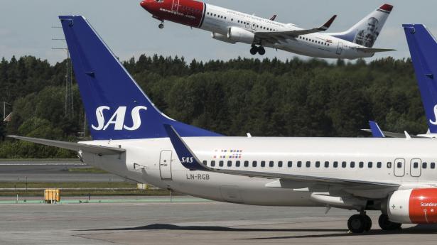 Mens flere hundrede SAS-fly holder på jorden, indsætter Norwegian ekstra flyafgange i Norge.