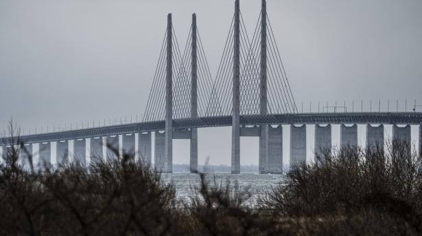 Øresundsbroen ligger så godt som øde hen, efter at Danmark lørdag lukkede grænserne. Torsdag lukker Sverige grænserne for ikke-EU-borgere.