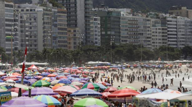 Stranden Copacabana i Brasilien lukkes for besøgende for at inddæmme spredningen af coronavirus.