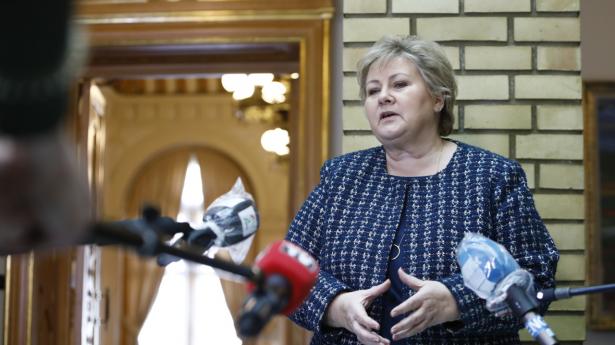 Enighed om en ny såkaldt coronalov giver den norske regering udvidede beføjelser. Men der er ikke tale om et statskup, forklarer Erna Solberg efter kritik af det oprindelige lovforslag.