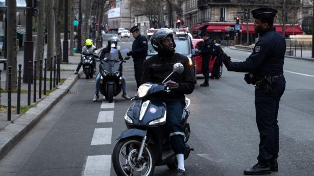 Fransk politi stoppede lørdag trafikanter i Paris, hvor der - som i resten af landet - blev indført udgangsforbud tidligere på ugen i et forsøg på at bremse coronasmitten. Titusinder af politifolk er i gaderne, hvor de udsteder bøder på 135 euro (1000 kroner) til enhver, der ikke har en gyldig grund til at være ude.
