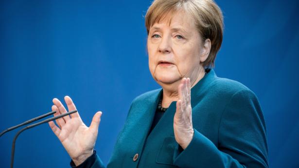 Efter at forbundskansler Angela Merkel søndag havde holdt pressekonference, fik hun besked om, at en læge, der vaccinerede hende fredag, er bekræftet smittet med coronavirus. Så nu er Merkel i hjemmekarantæne.