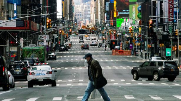 Trafikken på Times Square i det centrale New York City er stilnet betragteligt af, efter at coronavirusset har ramt USA. Byens borgmester vil have militæret sat ind for at hjælpe de overbelastede sygehuse.