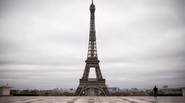 Trocadero-pladsen foran Paris' mest berømte vartegn, Eiffeltårnet, er stort set mennesketom. Søndag var sjette dag med de strikse tiltag, der forbyder folk at forlade deres hjem, medmindre det er for at købe mad, tage til lægen, gå med hunden eller tage på en løbetur alene. Over hele Frankrig er 100.000 politifolk sat ind for at sikre, at alle overholder reglerne.