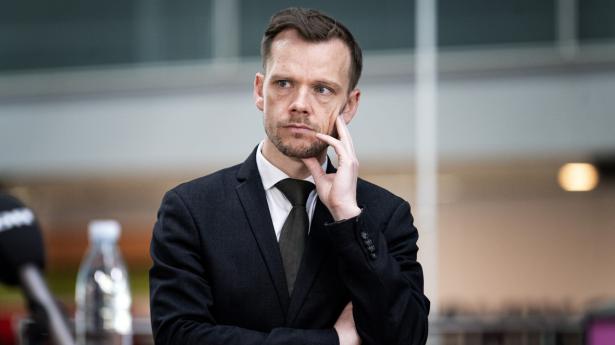 Beskæftigelsesminister Peter Hummelgaard (S) åbner for, at der kan kigges på vilkårene for ledige senere, hvis situationen ender med at sætte sig som en økonomisk krise. Men forhåbningen er, at det ikke går så galt. (Arkivfoto).