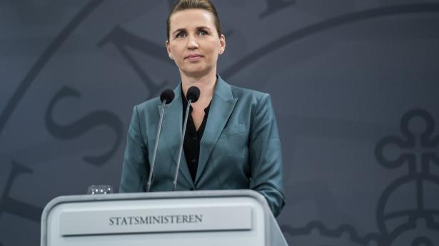 - Vi kommer ikke til at klumpe sammen, og der kommer ikke til at stå rigtig mange mennesker meget, meget tæt og holde en god fest sammen, siger statsminister Mette Frederiksen (S) i et interview i 21 Søndag. (Arkivfoto).