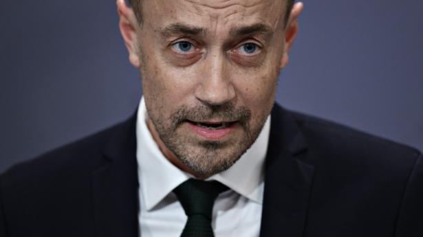 Regeringen skifter kurs og vil alligevel lade børn, der har en coronasmittet i familien, blive hjemme fra skole og daginstitution efter påske. Det oplyser sundheds- og ældreminister Magnus Heunicke (S).