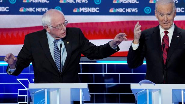 Bernie Sanders (tv.) og Joe Biden (th.) ses her ved en debat i delstaten Nevada i februar, da det stadig stod uklart, hvem der ville blive Demokraternes præsidentkandidat.